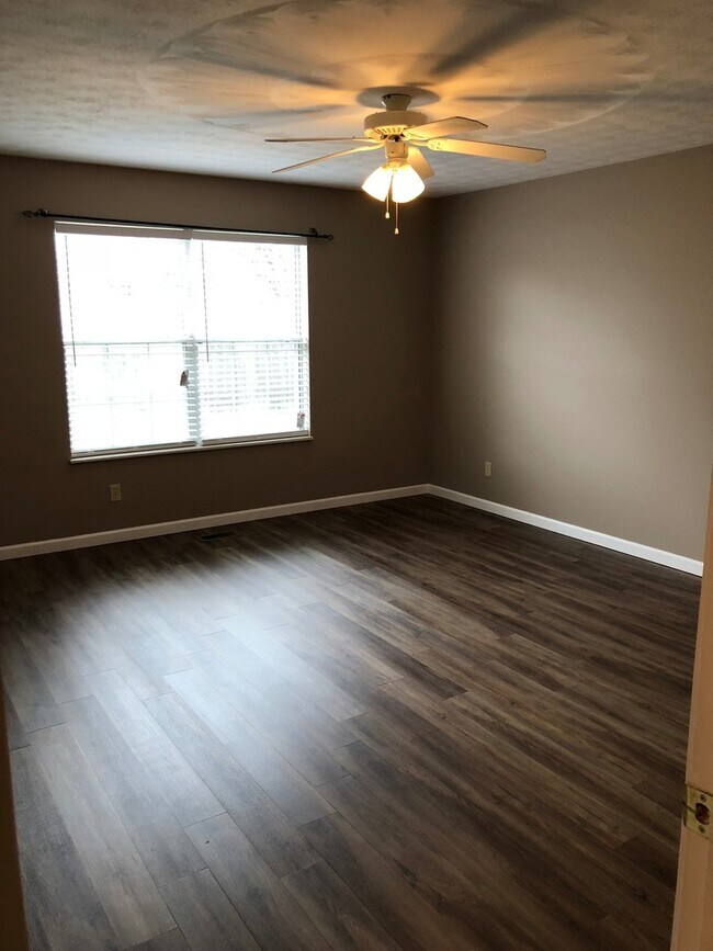 Building Photo - Maryville 37804 - 3 bedroom, 2 Bath Home , 2 car garage - Contact Donna Bailey (865) 389-6590