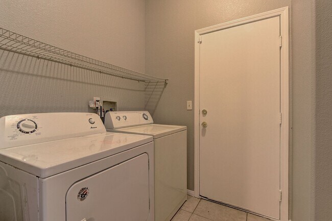Building Photo - Welcome to this beautifully maintained sin...