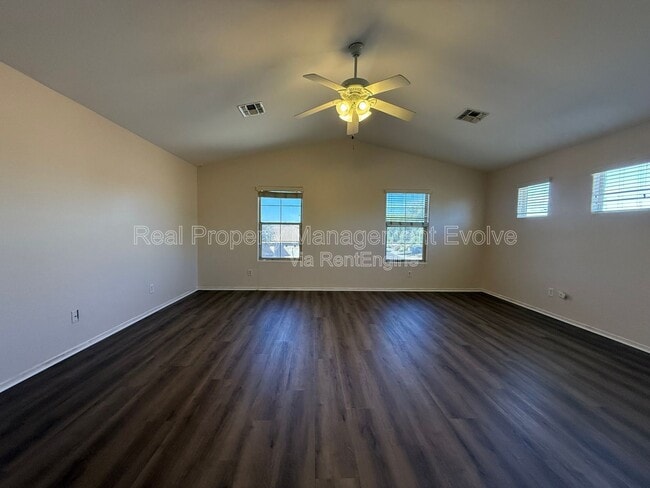 Building Photo - 1677 S Peppertree Dr