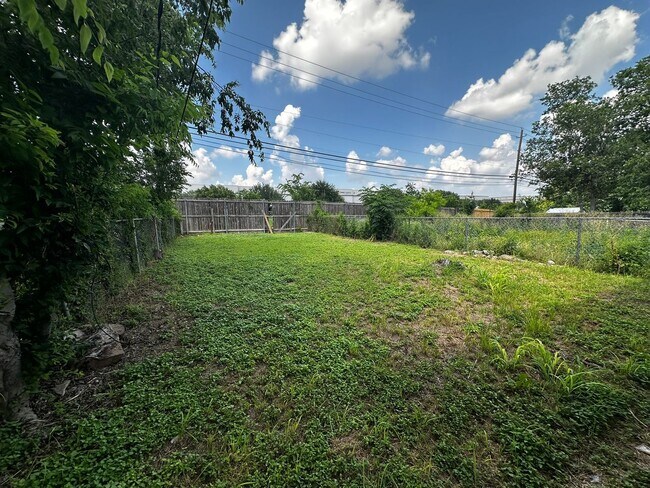 Building Photo - 2202 Donahue Ln
