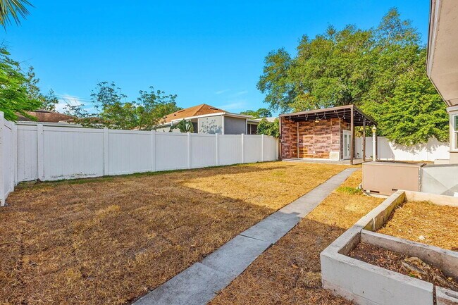 Building Photo - BEAUTIFULLY REMODELED 3-BEDROOM TAMPA HOME | SUNROOM | MODERN INTERIOR