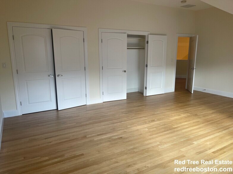 Building Photo - 901 W Roxbury Pky