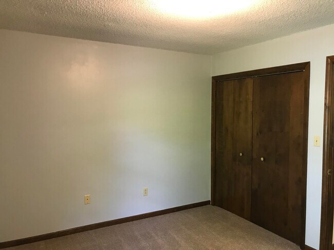 Building Photo - 2208 Bushnell Dr