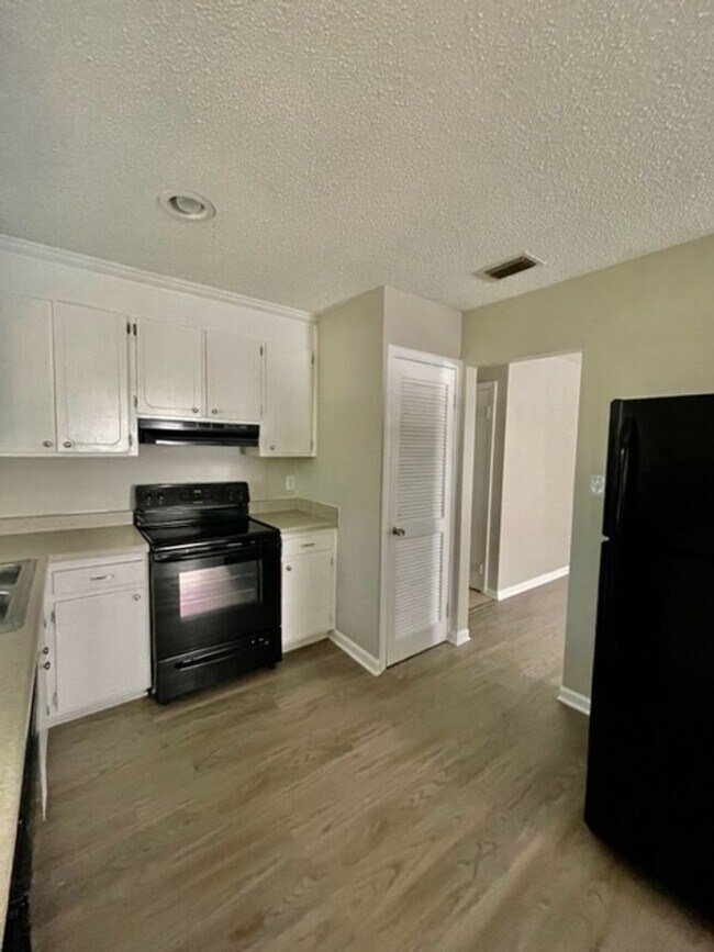 Building Photo - Must see this spacious 3 bedroom 1.5 bath ...