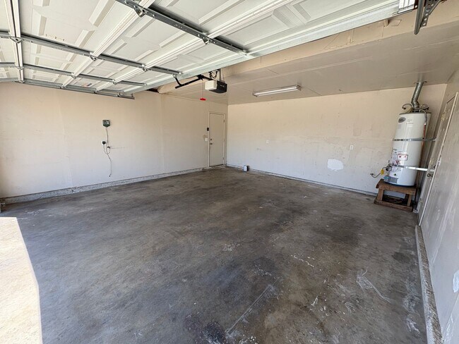 Building Photo - Cozy Home On Spacious Lot In Tulare Available Now!