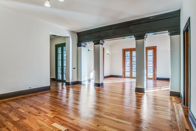 Building Photo - LUXURY 4-BEDROOM IN ALAMO HEIGHTS