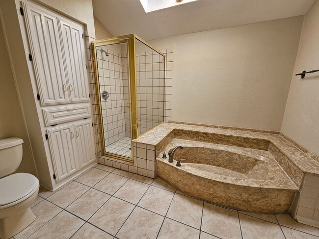 Building Photo - AVAILABLE NOW!