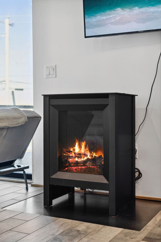 Primary Photo - 10 Anchor St