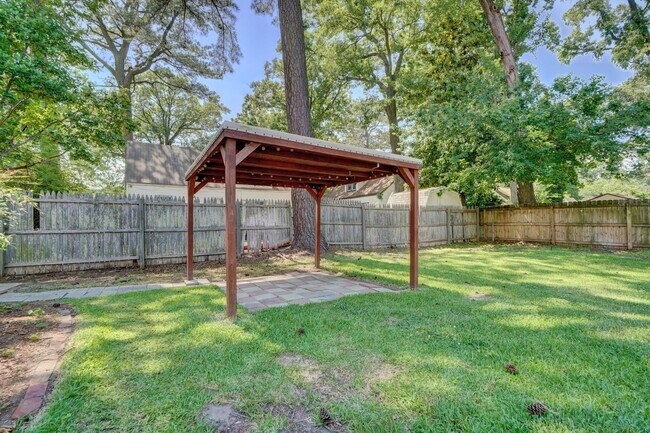 Building Photo - Charming Cape Cod Home - Fenced Yard, Detached Garage, Pet Friendly!