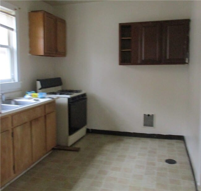 Building Photo - 128 Bartlett St