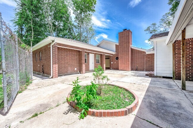 Building Photo - 8903 Sultan Dr