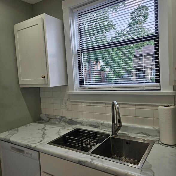 Kitchen - 811 Tyler St