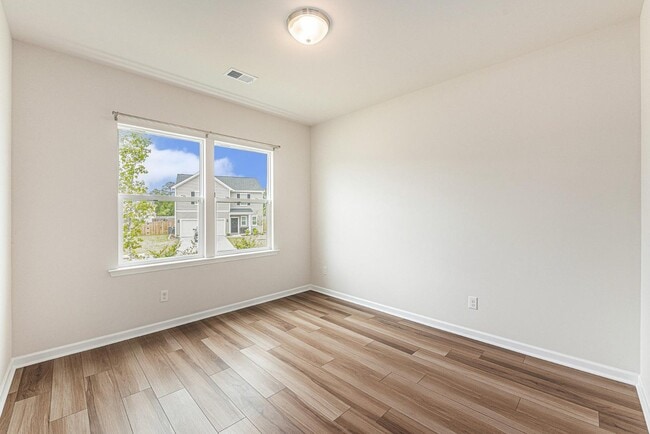 Building Photo - 715 McRoy St