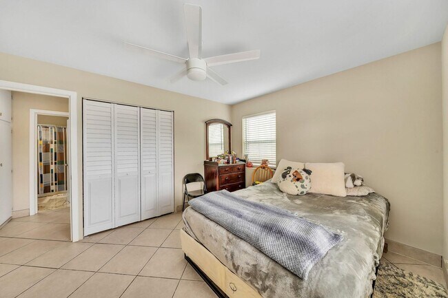 Building Photo - 726 N A St