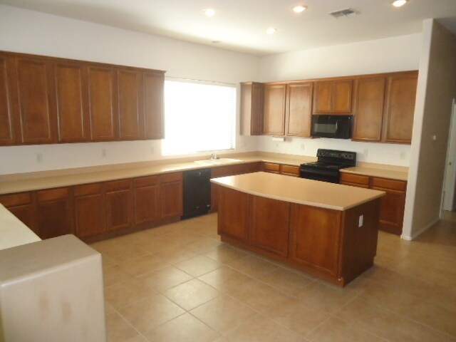 Building Photo - Great 4/3 house for rent in gated communit...