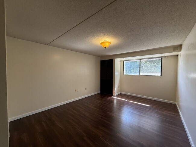 Building Photo - 801 Stratford Dr
