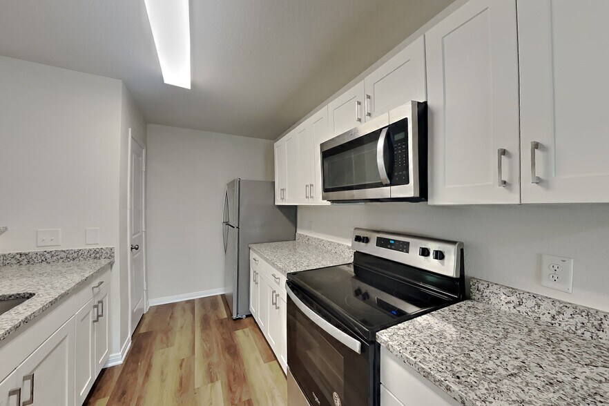 Building Photo - 15673 Del Norte Dr