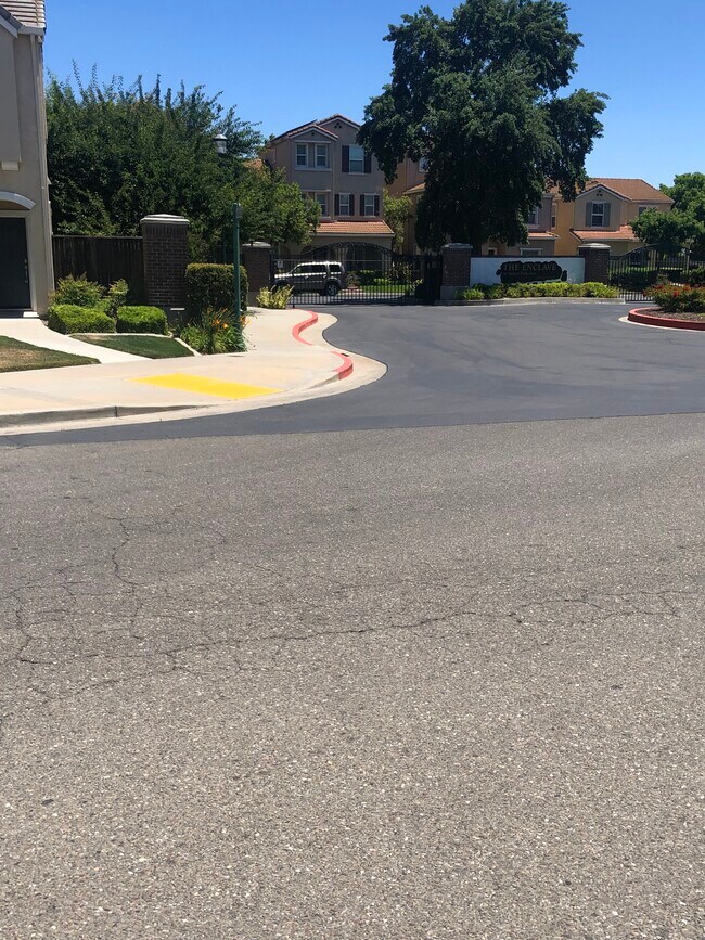 Building Photo - 10640 Siskiyou Ln