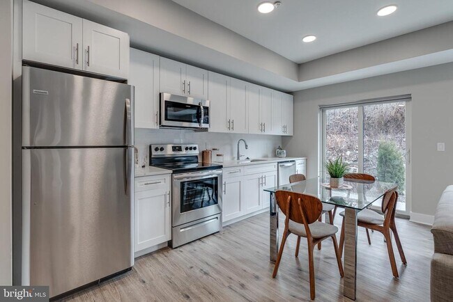 Building Photo - 1952 Bryn Mawr Ave