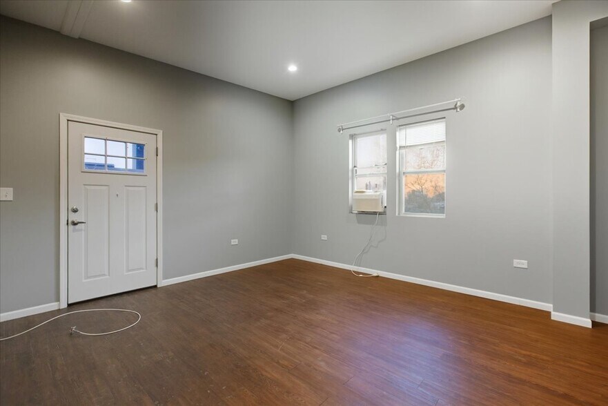 Building Photo - 1654 W Cortland St