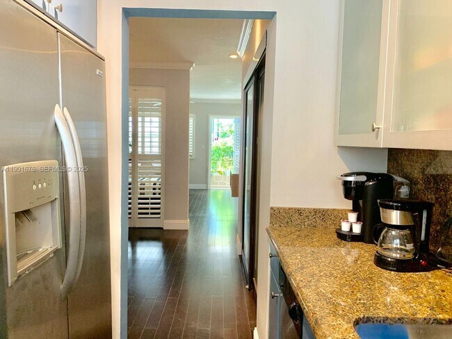 Building Photo - 825 Euclid Ave