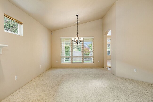 Building Photo - Alder Creek Estates Home available**Gated Community**Minutes from Rogue Regional Medical Center o...