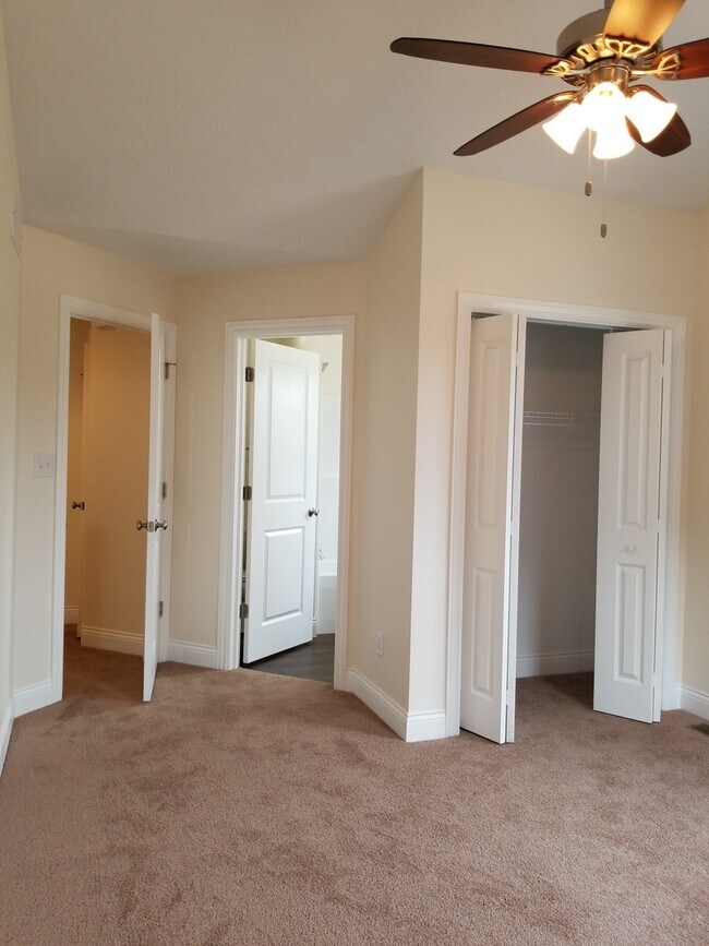 Building Photo - Beautiful and Modern 3 Bed 2.5 bath Home!