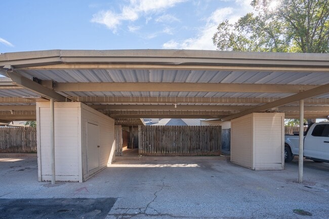 Building Photo - Stunning Townhome with Modern Upgrades and...