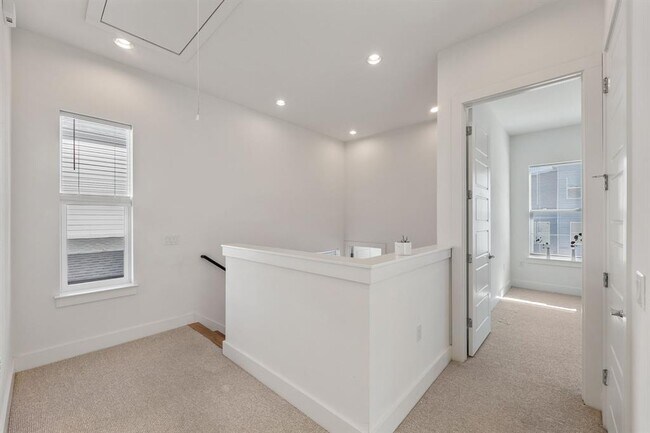 Building Photo - 6101 Florencia Ln