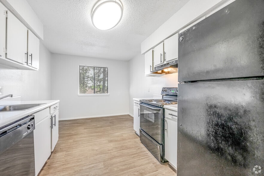 1BR, 1BA - 783SF - Kitchen - Water Vista