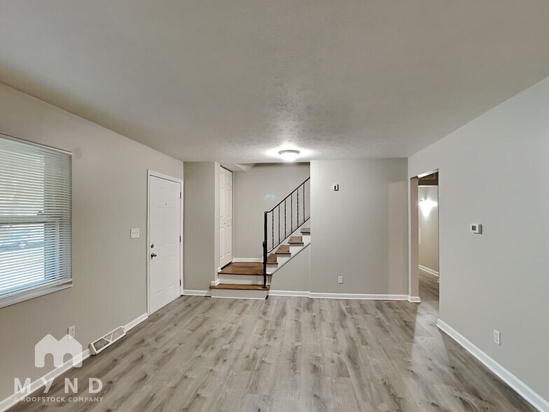 Building Photo - 1853 Tamarack Ct N