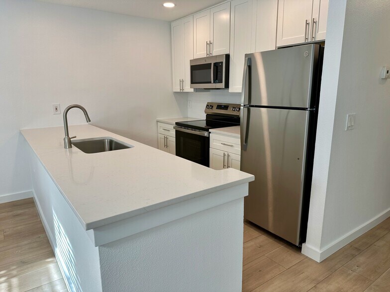 Kitchen - 652 37th St N