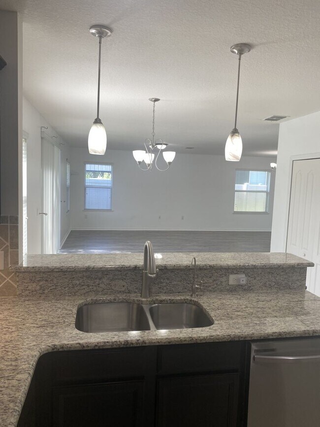 Building Photo - Spacious 3 bedroom 2 bathroom home in the Sawgrass community