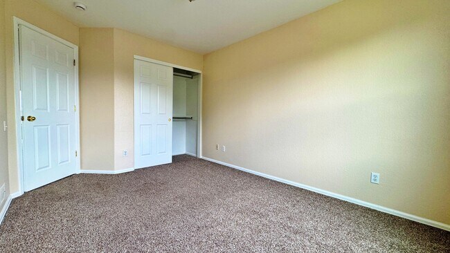 Building Photo - Welcome to this Fantastic 4 Bed 2.5 Bath i...