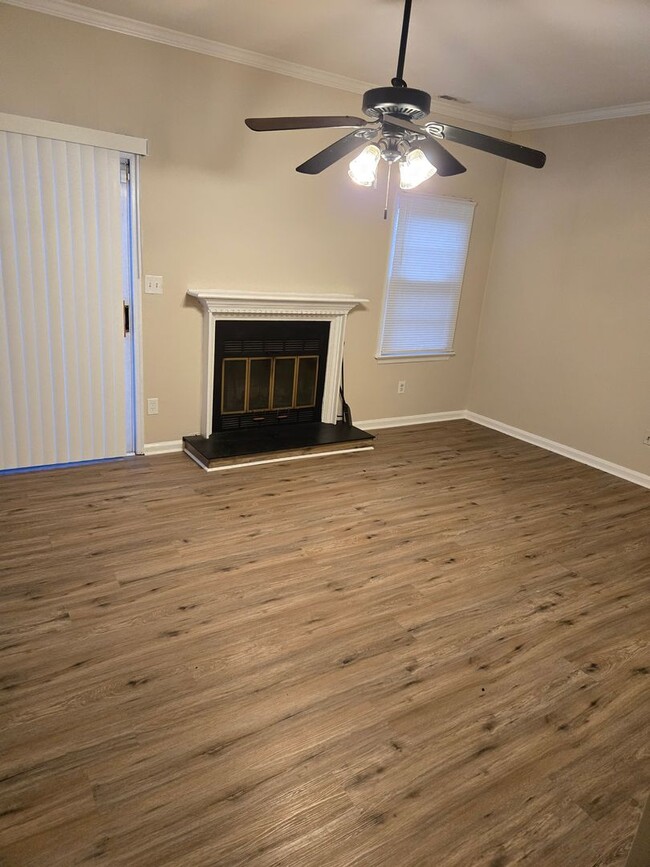 Building Photo - Spacious 3 Bedroom 2.5 Bath Townhouse in K...