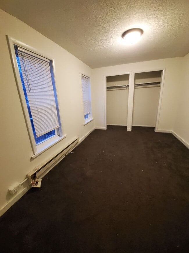 Building Photo - Spacious 3 Bedroom 1.5 Bath Brick Home