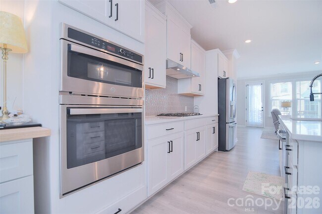 Building Photo - 5029 Nestling Spg St