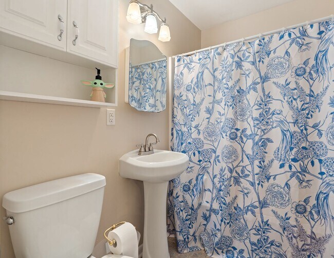 Building Photo - Ranch Three Bedrooms with Fenced in Yard Available April - Move in Ready!