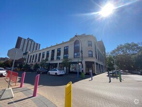 Building Photo - Large Studio! Near Red Line & Lake!