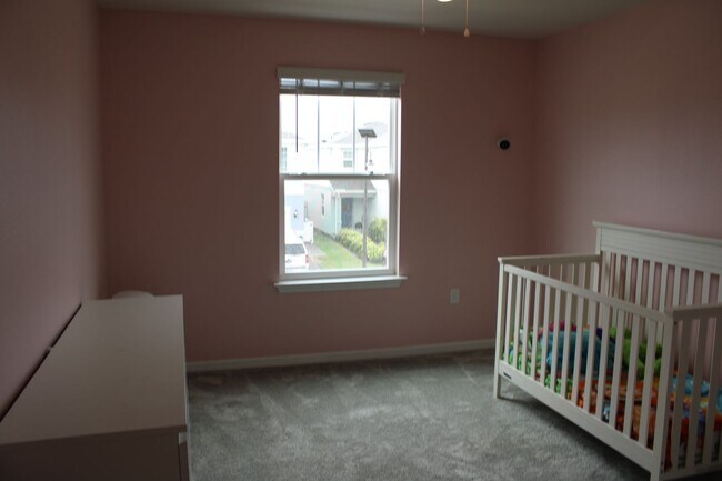 Building Photo - Spacious 5 Bedroom, 3 Bathroom in Gated Se...