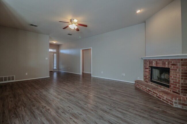 Building Photo - 4Bed/2Bath Available 11/10 !