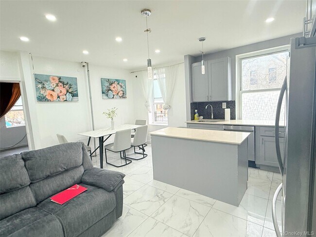 Building Photo - 220 Rogers Ave