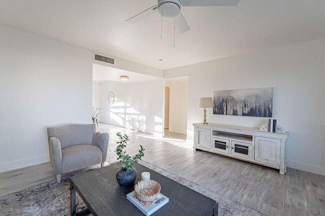 Building Photo - Gated community townhome- fully updated!