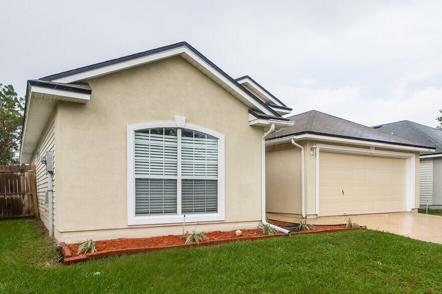 Building Photo - 1824 Creekview Dr