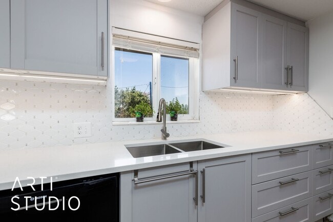 Building Photo - 983 Westwood Dr