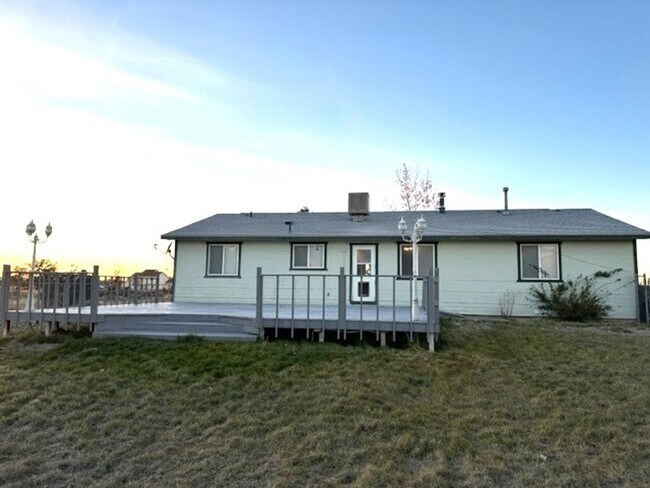 Building Photo - 3 bedroom 2 bath home in Spring Creek with a large shop