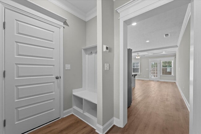 Building Photo - 1071 Linsmore Ave