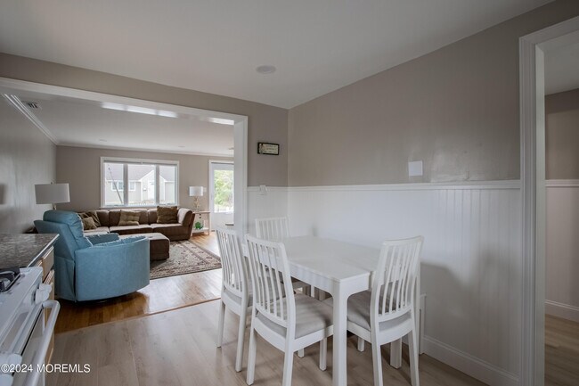 Building Photo - 32 Howland Ave