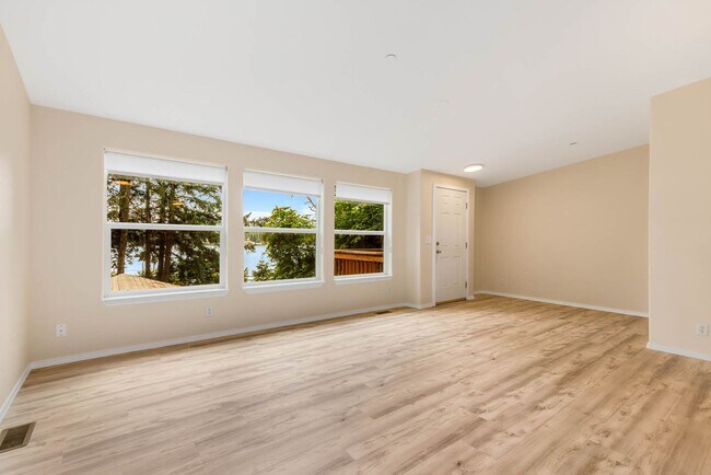 Building Photo - 3930 E Lake Sammamish Pkwy NE