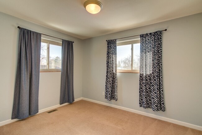 Building Photo - Ranch Style Brick home, charming and convenient!